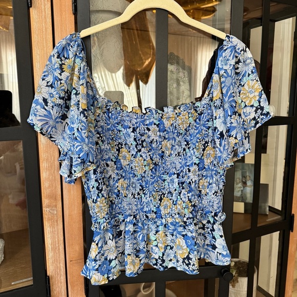 ASTR January top floral navy short sleeve smocked ruffles square neck - Picture 1 of 7